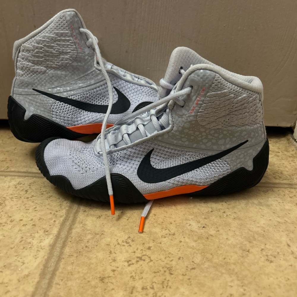 8.5 - Nike Tawa SE Electric Pack Black/Gray/Orange